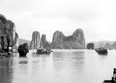 Beautiful karst formations in Ha Long Bay, 60 kilometers north of Hai Phong, Viet-Nam. Photos: Schild