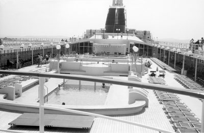 One of the two swimming pools on the MSC Lirica. Jacuzzis (raised center area) separate the two pools. Photos: Palic