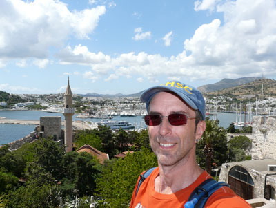 Douglas Praksti at St. Peter‘s Castle, with Bodrum in the background. Photos: Praksti