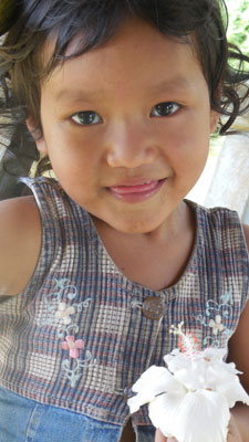 This little girl gave me a white hibiscus blossom in Santa Lucía Village.