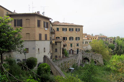 Alabastro, the home we rented, is the little, 3-story building perched on the edge of Volterra’s medieval wall in between the two larger stone houses.