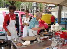 Women making pancakes in the farmers’ market — Amsterdam. Photo: Hill