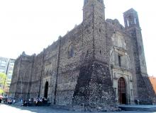 The Templo de Santiago in Mexico City. (Note the parishioners gathered around tables near the side entrance for an al fresco breakfast.) Photos by Julie Skurdenis