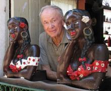 Maurice Black and two sculpted “black mamas” in Restaurante Antigamente.