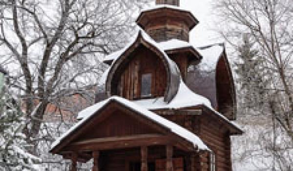 A small, snow-covered wooden chapel located near the sacred springs on the grounds of Savva-Storozhevsky Monastery in Sergiev Posad, Moscow. Photo: ©Viktor Sagaydashin/123rf.com