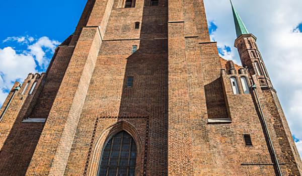 In the Old Town of Gdańsk, Poland, St. Mary’s Cathedral (constructed 1343 to 1502) is touted as the world’s largest brick church. Photo: ©Lukasz Janyst/123rf