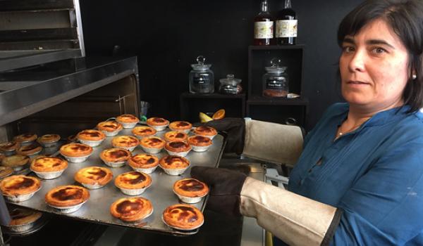 One of the great culinary wonders of Portugal, the cinnamondusted pastel de nata (custard tart). Photos by Nita Swartz