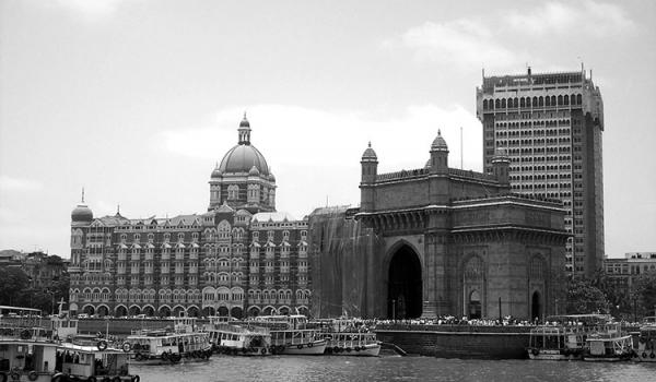 Bombay’s famous Gateway to India Arch and the historic hotel Taj Mahal Palace & Tower. Photos: Keck