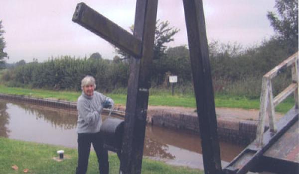 Carol Mullett raising a bridge on the Llangollen Canal.