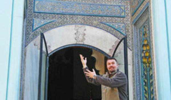 Daghan (Han) Erdogdu at the Green Mausoleum (Yesil Türbe) in Bursa, Turkey. Phot