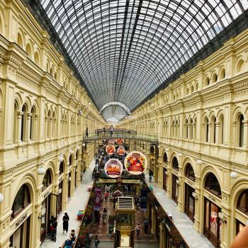 A view of GUM’s 700-ton cantilevered glass roof.