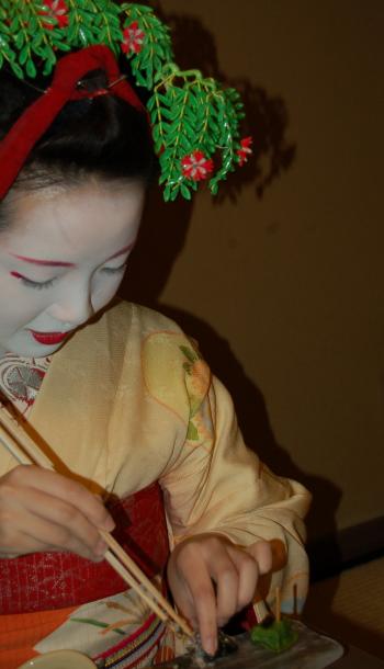 Maiko Fukukana demonstrating how to debone a fish.